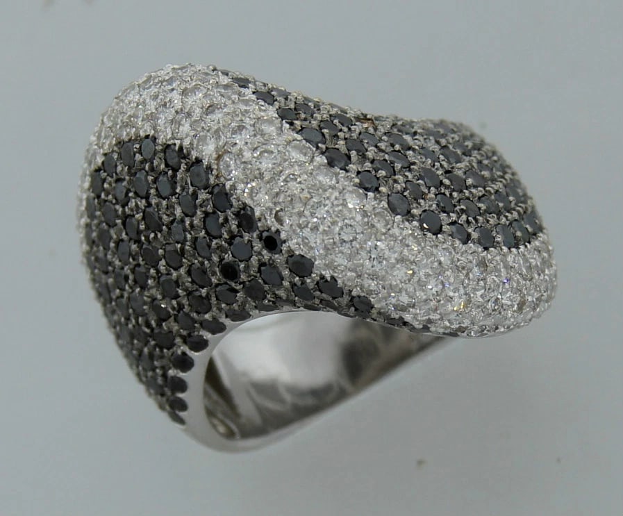 Chic SIMON & IGAL 4.50 cts BLACK & WHITE DIAMOND 18k WHITE GOLD RING - Amazing: Title: Chic SIMON & IGAL 4.50 cts BLACK & WHITE DIAMOND 18k WHITE GOLD RING - Amazing Description: S. Beverly Dr. V ATOO SIMON & IGAL Black & White Diamond & 18k White Gold Ring Stunning and