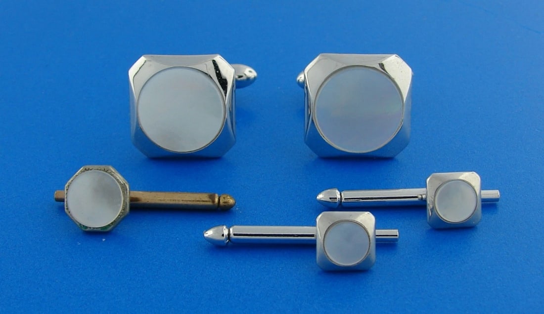 SWANK MOTHER-OF-PEARL WHITE METAL CUFFLINKS STUD SET in Box Unisex: Title: SWANK MOTHER-OF-PEARL WHITE METAL CUFFLINKS STUD SET in Box Unisex Description: S. Beverly Dr. V TO Mother-of-Pearl & White Metal Cufflinks & Studs Set by Swank Classy & timeless gentleman set