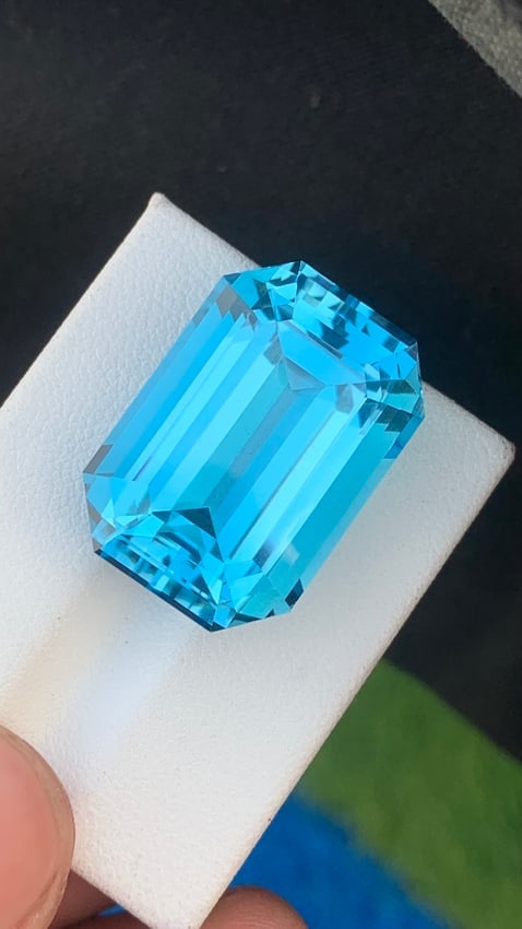 48.495 Carats Emerald Cut Swiss Blue Topaz Gemstone: Title: 48.495 Carats Emerald Cut Swiss Blue Topaz Gemstone Description: Swiss Topaz Details: Weight : 48.495 Carat Dimensions :24*17*12 mm Shape : Emerlad Cut Color : Swiss Blue Clarity : Loupe Clean