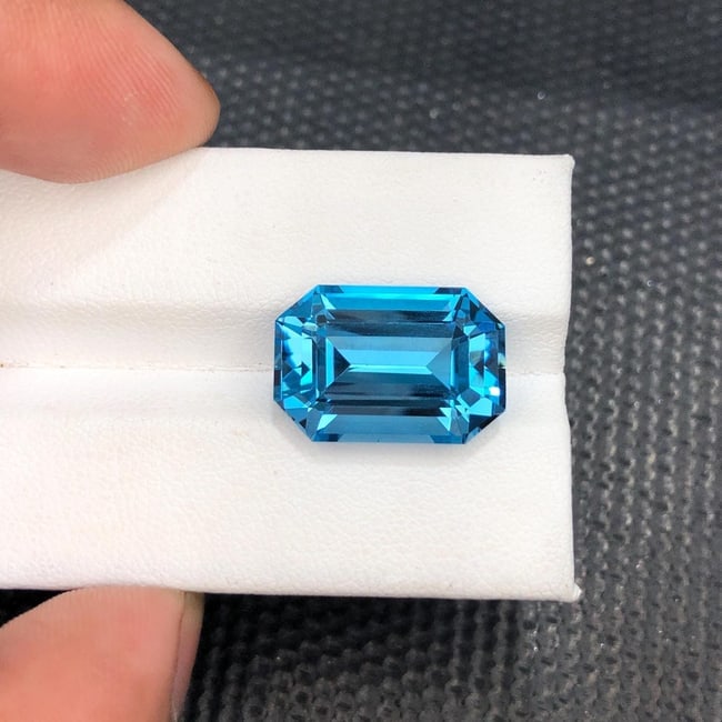 15.975 Carat Emerald Cut Swiss Blue Topaz Gemstone: Jewelry Grade - 2