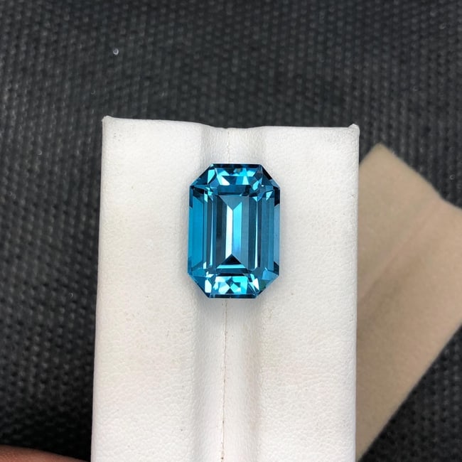 15.975 Carat Emerald Cut Swiss Blue Topaz Gemstone: Jewelry Grade - 3