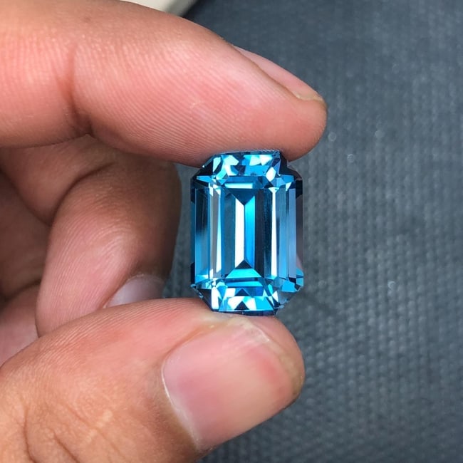 15.975 Carat Emerald Cut Swiss Blue Topaz Gemstone: Jewelry Grade - 4