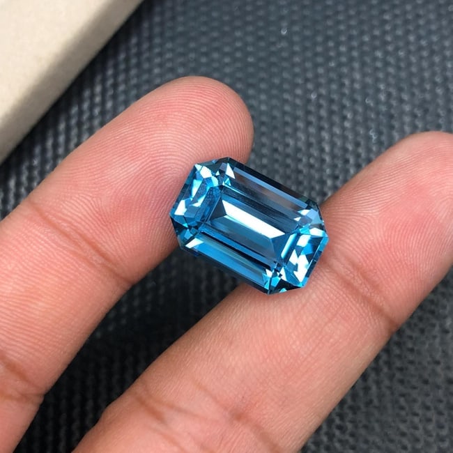 15.975 Carat Emerald Cut Swiss Blue Topaz Gemstone: Jewelry Grade - 5