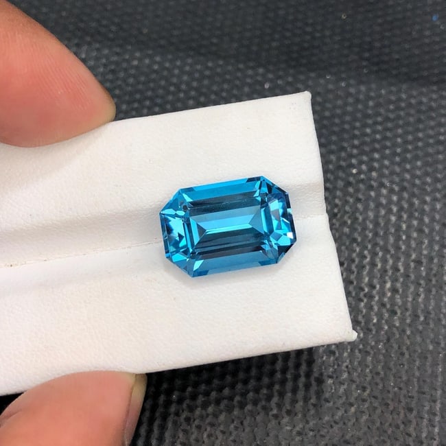15.975 Carat Emerald Cut Swiss Blue Topaz Gemstone: Jewelry Grade - 6