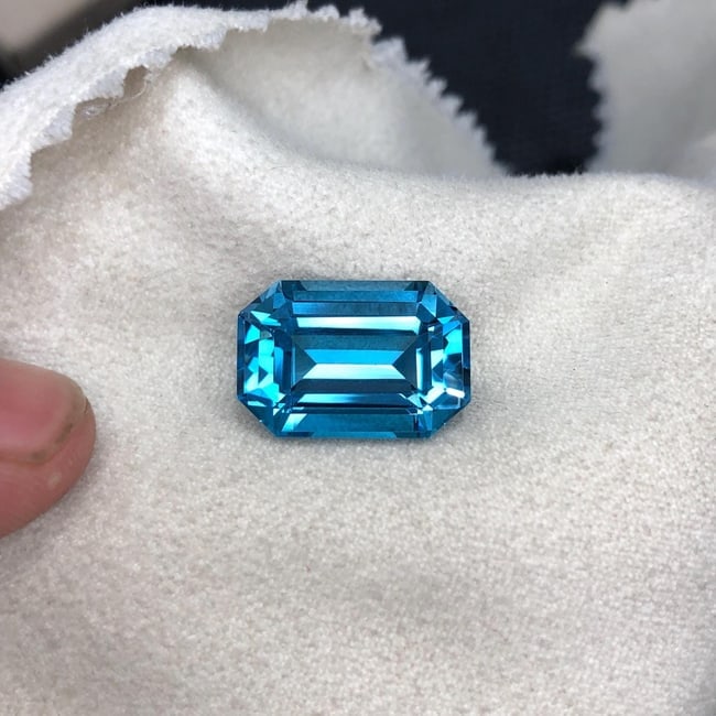 15.975 Carat Emerald Cut Swiss Blue Topaz Gemstone: Jewelry Grade - 7