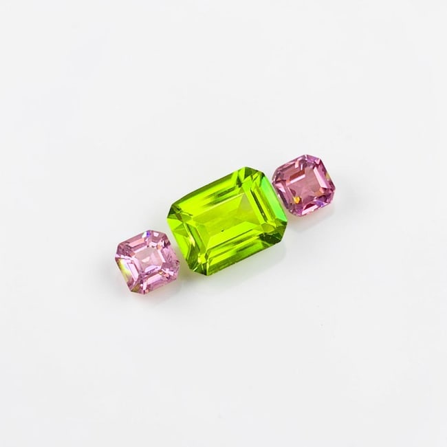 Olive Green Peridot Gemstone with Pink Spinel Stones For Ring: Title: Olive Green Peridot Gemstone with Pink Spinel Stones For Ring Description: Olive Green Peridot Gemstone with Pink Spinel Stones For Ring Weight (CT) : 3.35 Measurements(MM) : 9 x 7 x 4 (spinel 