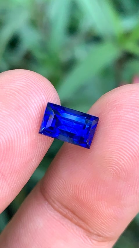 2.245 Carats Royal Blue Sapphire from Ceylon: Title: 2.245 Carats Royal Blue Sapphire from Ceylon Description: * Origin : Sri Lanka normal heat sapphire Sapphire Gemstone: Colors, Meanings, Prices & Benefits Sapphire is a corundum