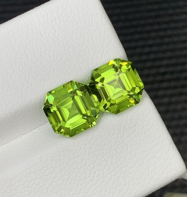 5.080 Carat Calibarted Pair Green Peridot Asscher Cut Gemstone For Earrings: Title: 5.080 Carat Calibarted Pair Green Peridot Asscher Cut Gemstone For Earrings Description: Gemology: * Weight : 5.080 carat * Dimension : 7.8*7.7*5.5 mm * Color : Green * Clarity : Loupe Clean * 