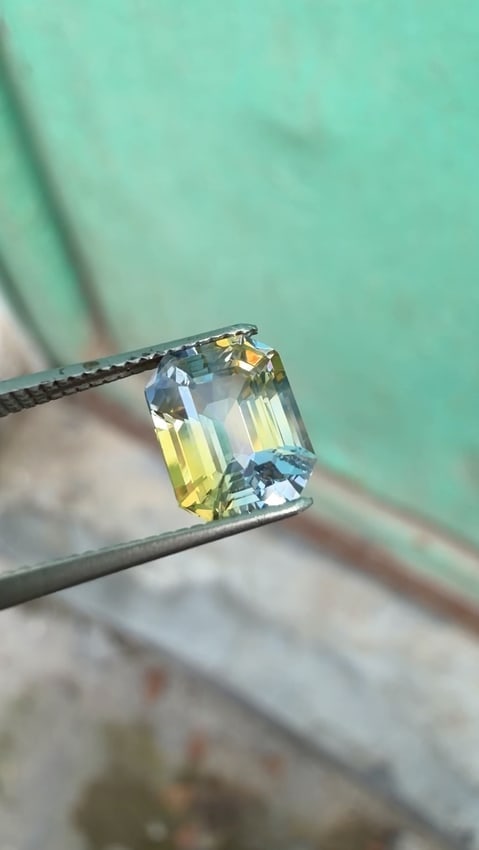 2 Carats Emerald Cut Ceylon Bi Colour Sapphire Gemstone - 2