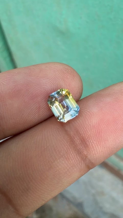 2 Carats Emerald Cut Ceylon Bi Colour Sapphire Gemstone - 3