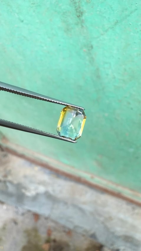 2 Carats Emerald Cut Ceylon Bi Colour Sapphire Gemstone - 4