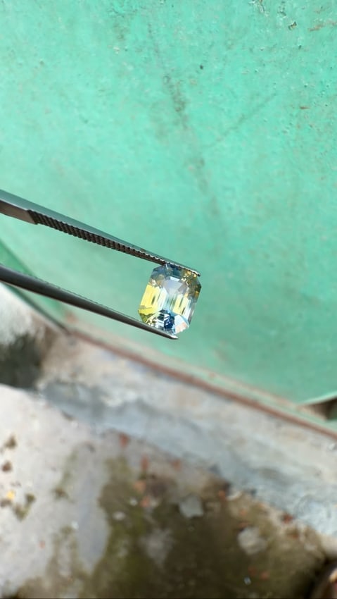 2 Carats Emerald Cut Ceylon Bi Colour Sapphire Gemstone - 5