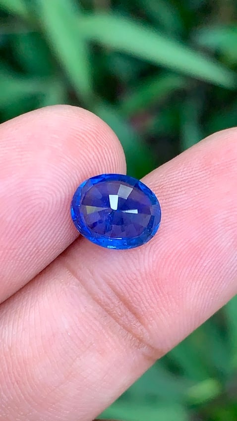 3.08 Carats Oval Cut Ceylon Sapphire Gemstone - 2