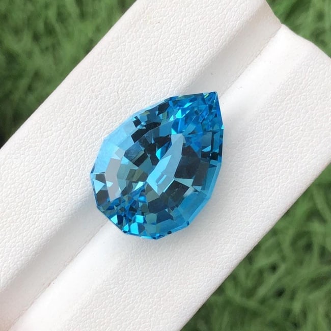 Pendant Size Pear Cut Swiss Blue Topaz Gemstone - 26.950 Carat - 2