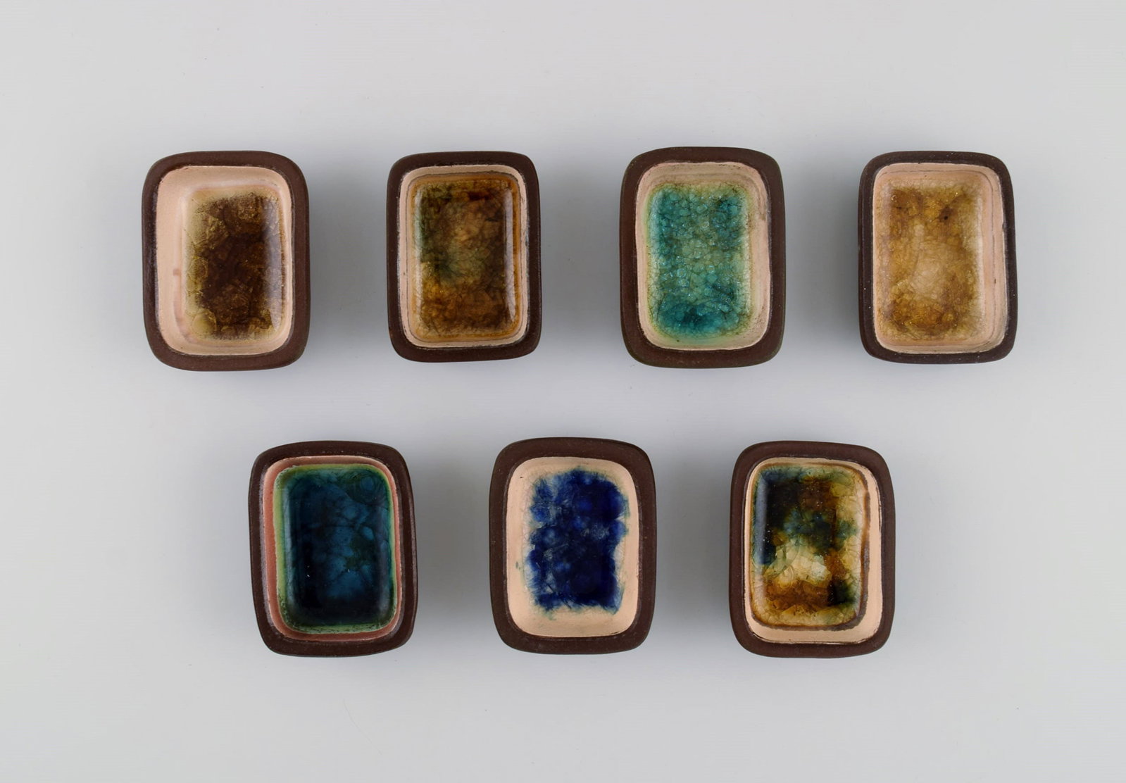 Knut Paul. Seven small bowls in glazed stoneware. Beautiful polychrome glaze. Mid-20th century. - 2