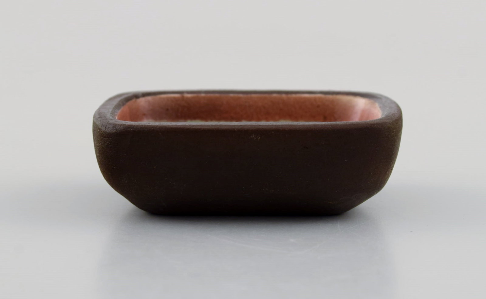 Knut Paul. Seven small bowls in glazed stoneware. Beautiful polychrome glaze. Mid-20th century. - 7