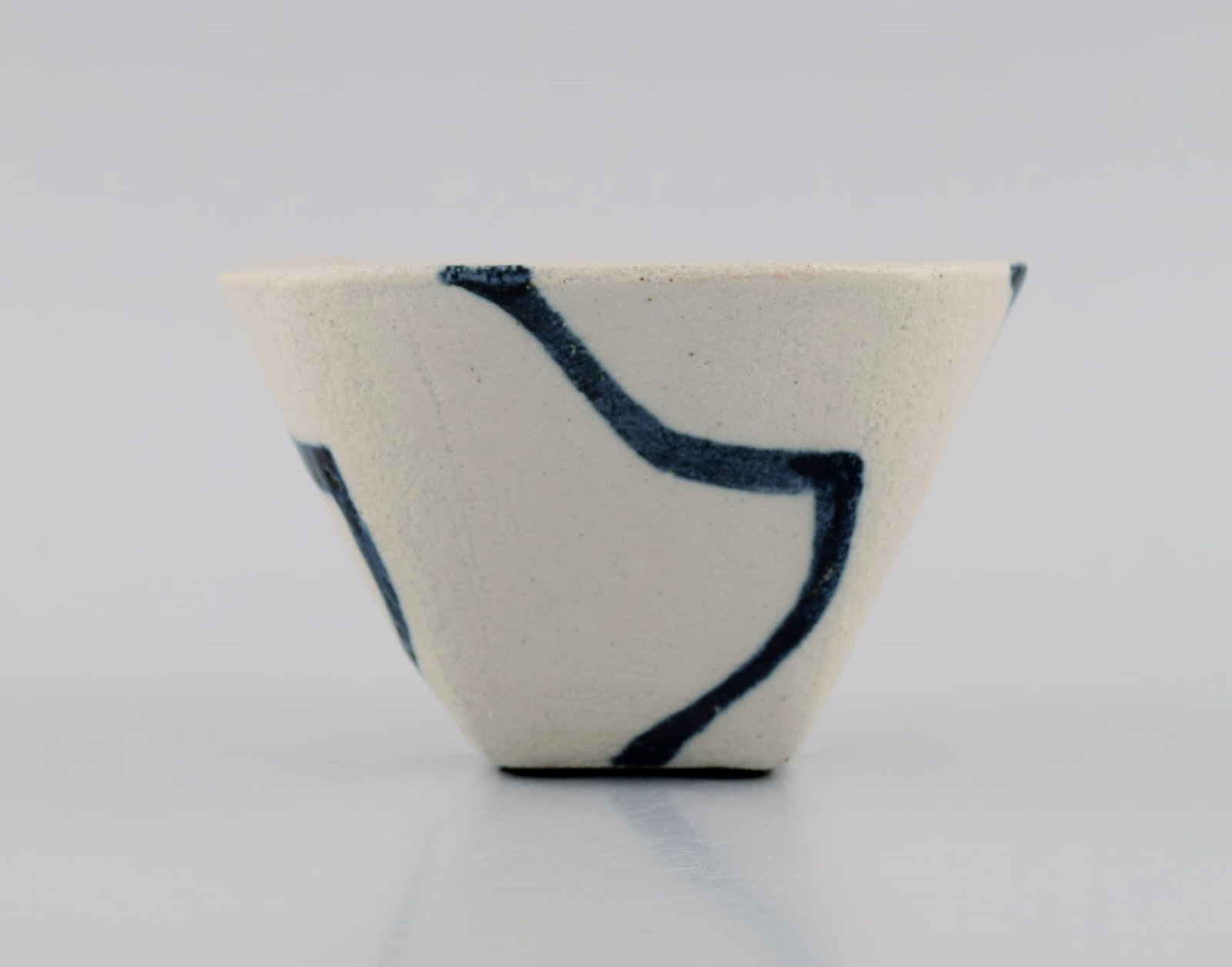 Danish studio ceramicist. Unique bowl in glazed stoneware. Late 20th century. - 2