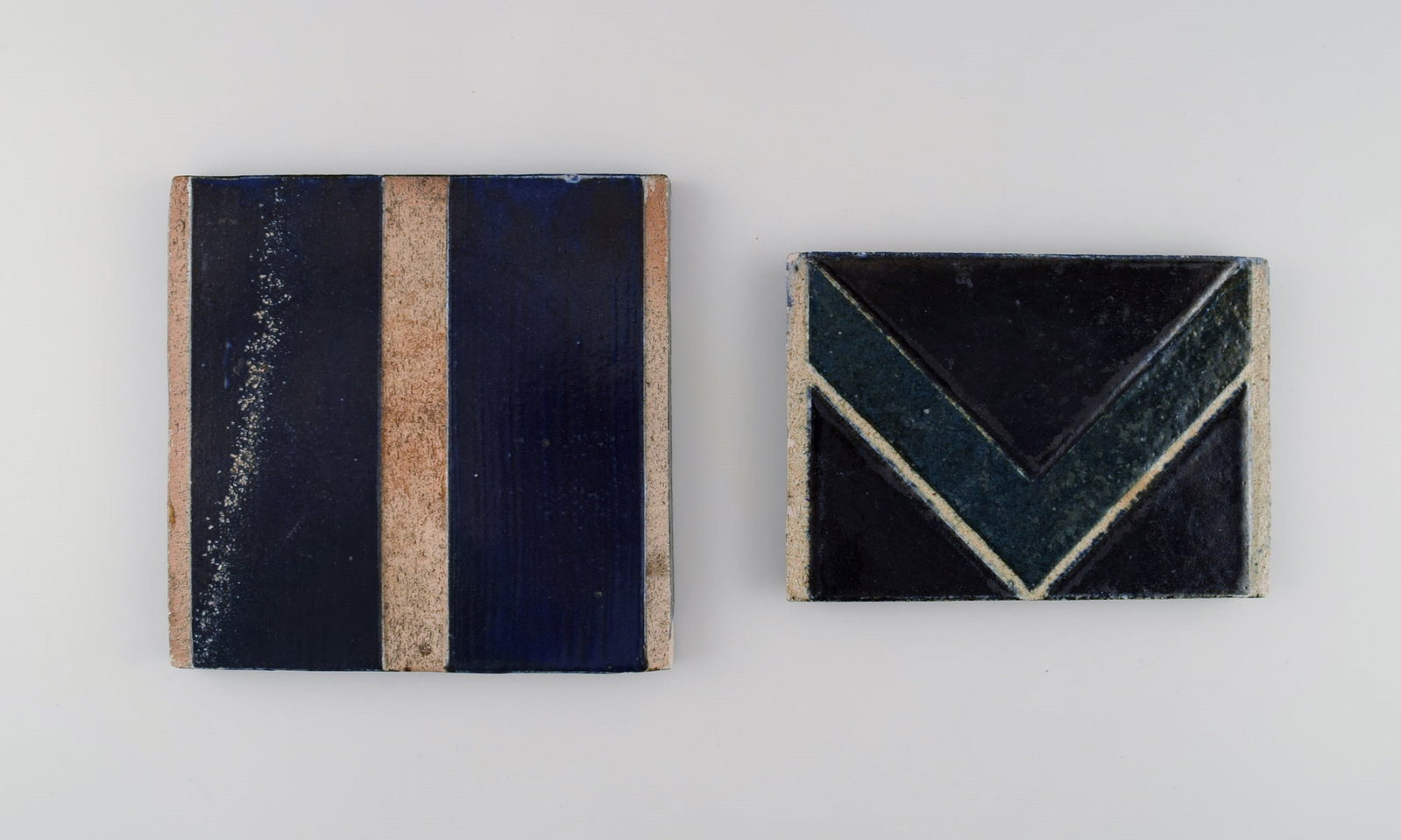 Danish studio ceramicist. Two unique tiles in glazed stoneware. Patterned decoration in dark blue, - 2