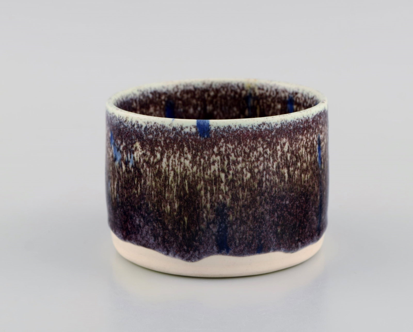 European studio ceramicist. Unique vase in glazed stoneware. Beautiful glaze in eggplant shades. - 2