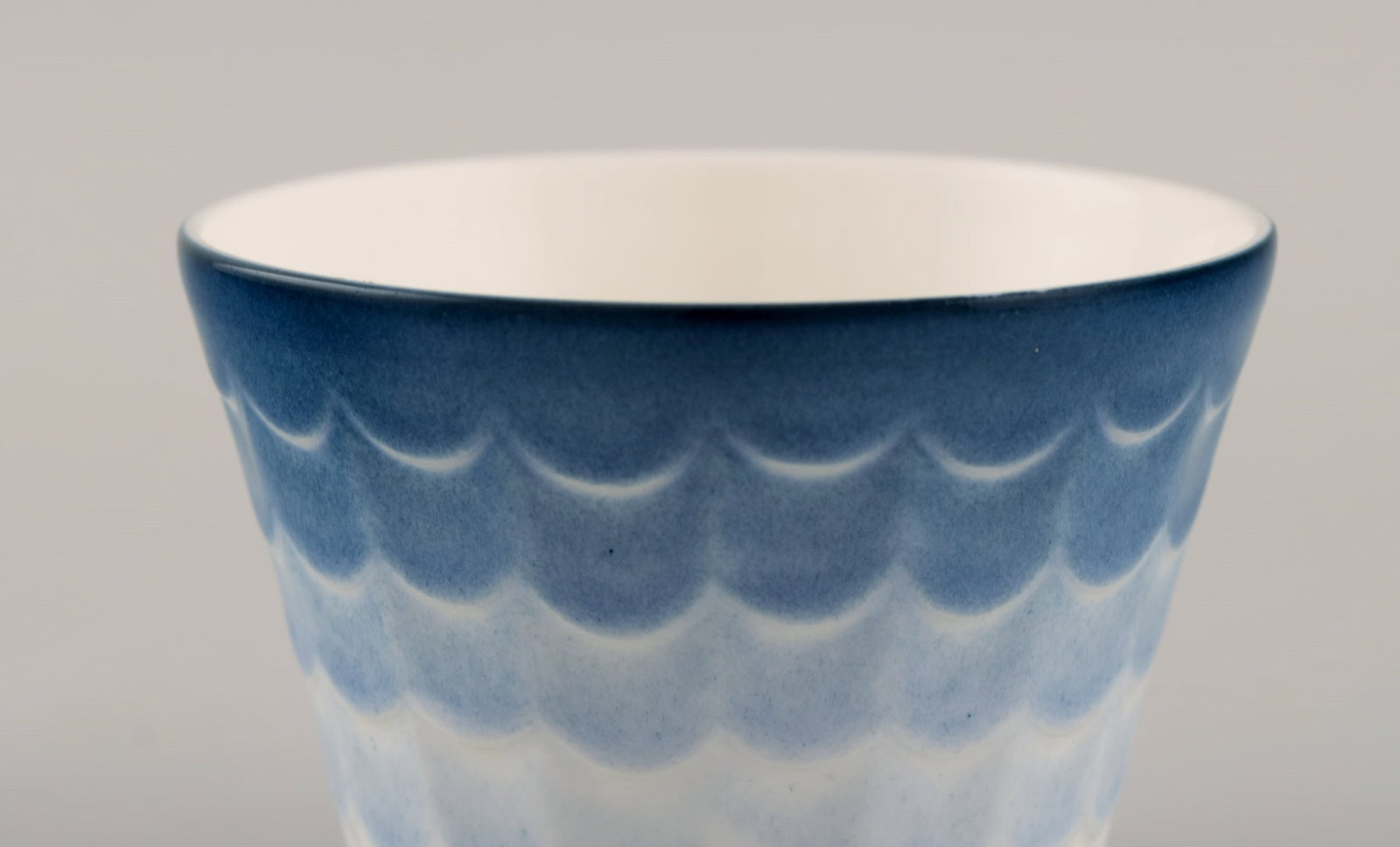 Wilhelm Kage for Gustavsberg. Four flower pot covers in porcelain. Swedish design, 1960s. - 7