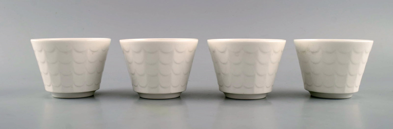Wilhelm Kage for Gustavsberg. Four flower pot covers in porcelain. Swedish design, 1960s. - 3