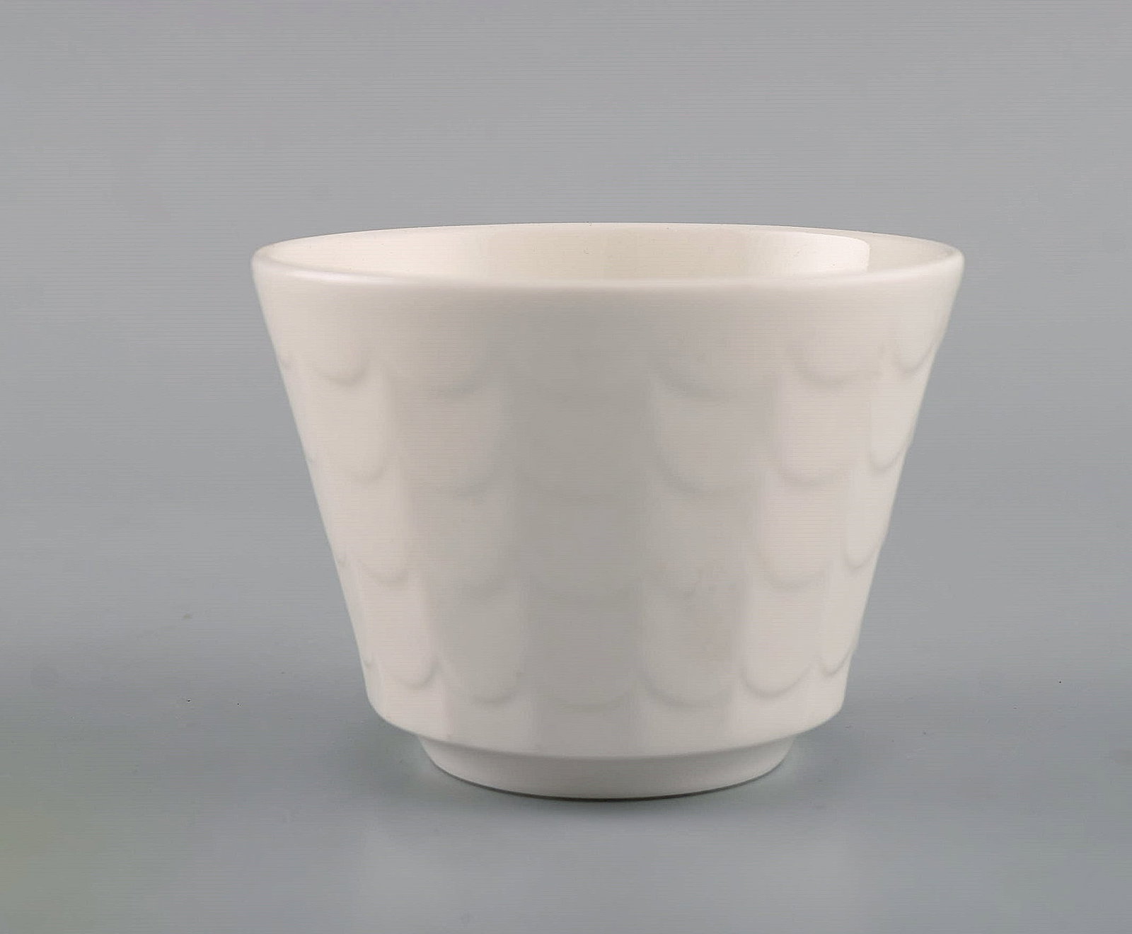 Wilhelm Kage for Gustavsberg. Four flower pot covers in porcelain. Swedish design, 1960s. - 4