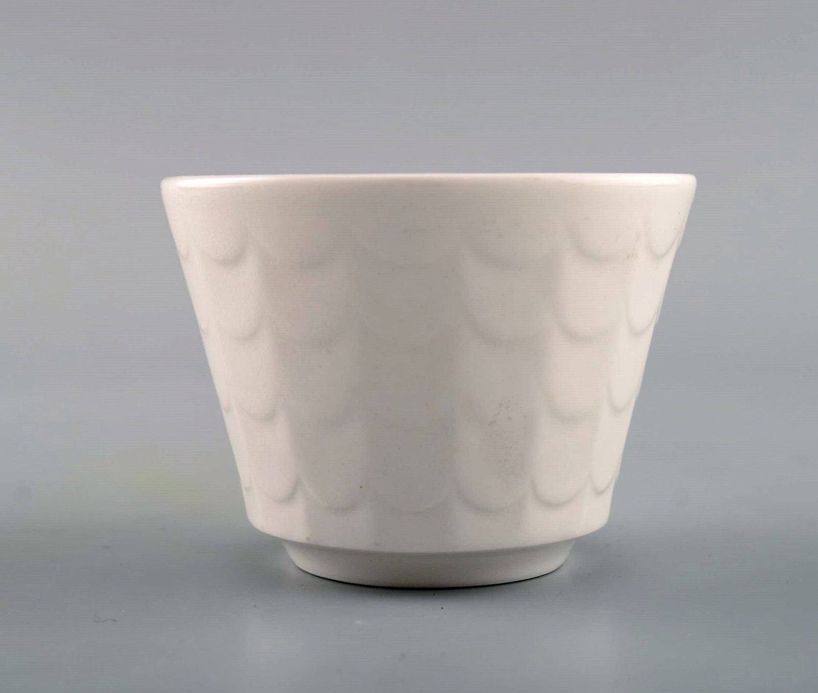 Wilhelm Kage for Gustavsberg. Four flower pot covers in porcelain. Swedish design, 1960s. - 5
