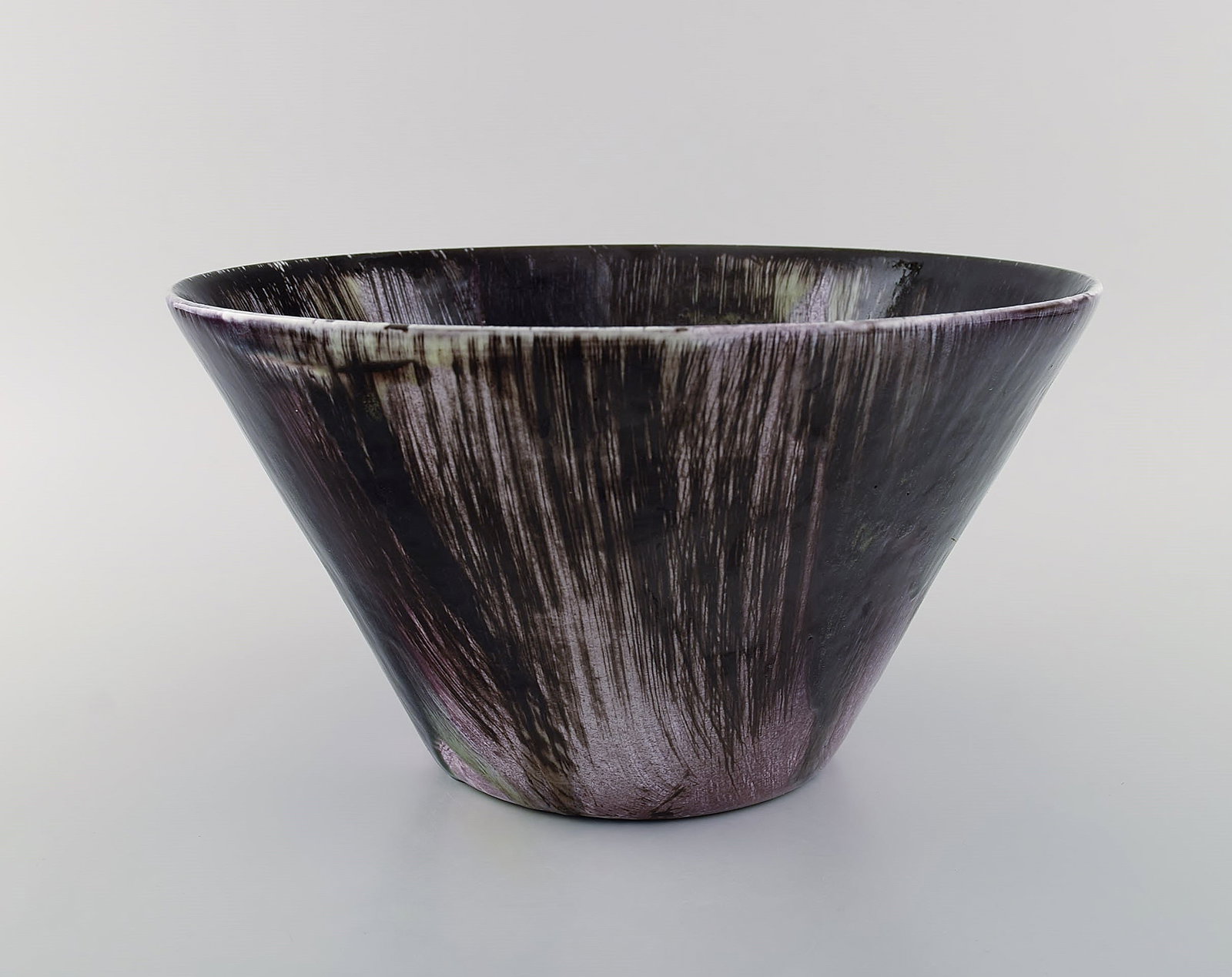 Mari Simmulson (1911-2000) for Upsala-Ekeby. Large bowl in hand-painted glazed stoneware. Mid-20th - 2