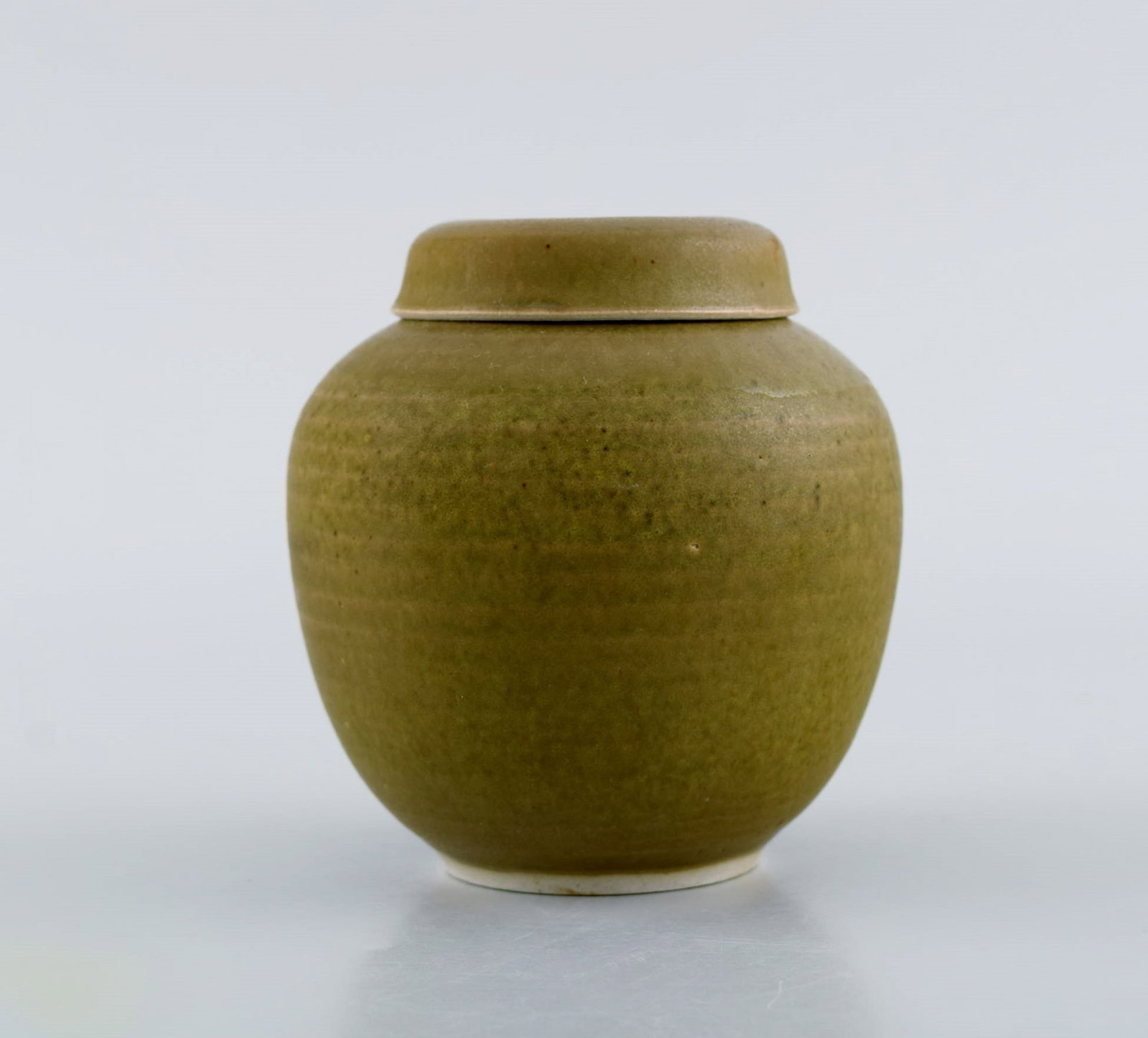 Susanne & Christer, Sweden. Lidded jar in glazed ceramics. Beautiful glaze in light earth tones. - 2