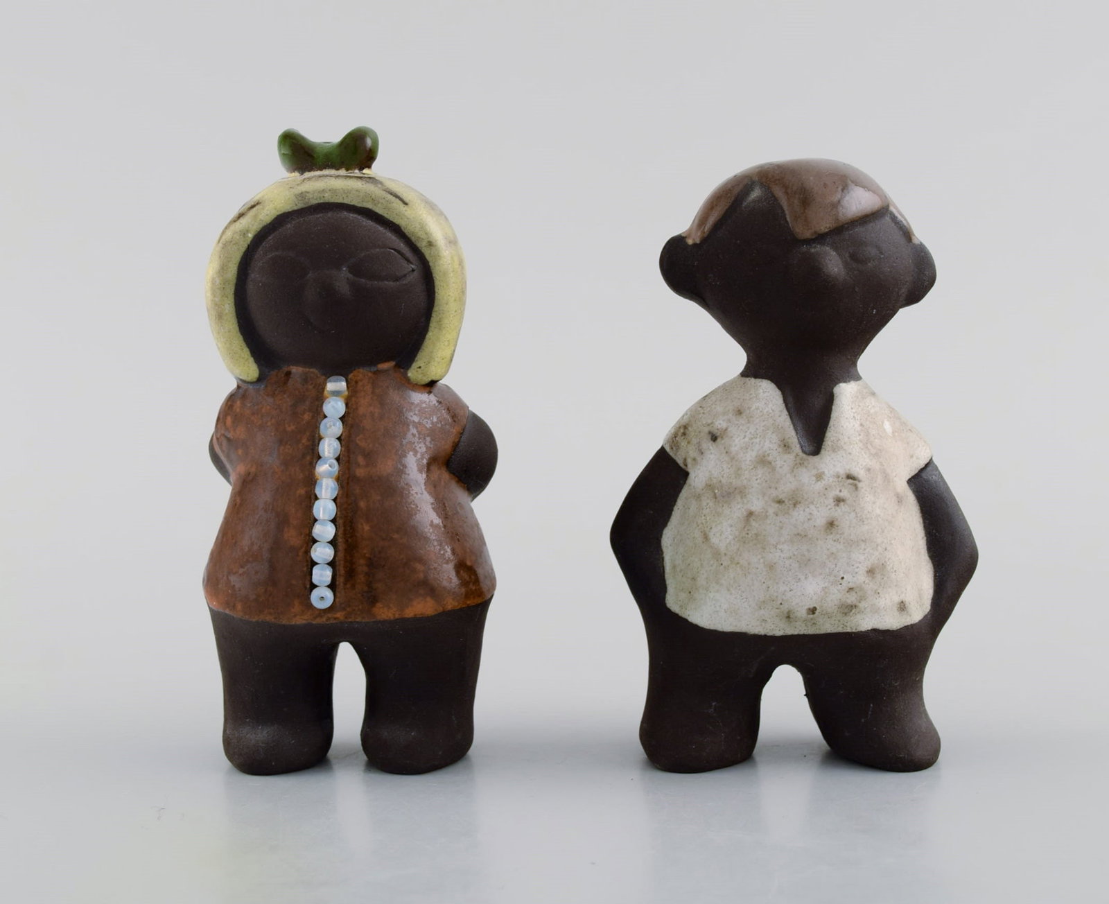 Karl Erik Iwar (1920-2006) for Nittsjo. Two figures in hand-painted glazed stoneware. Boy and girl. - 2