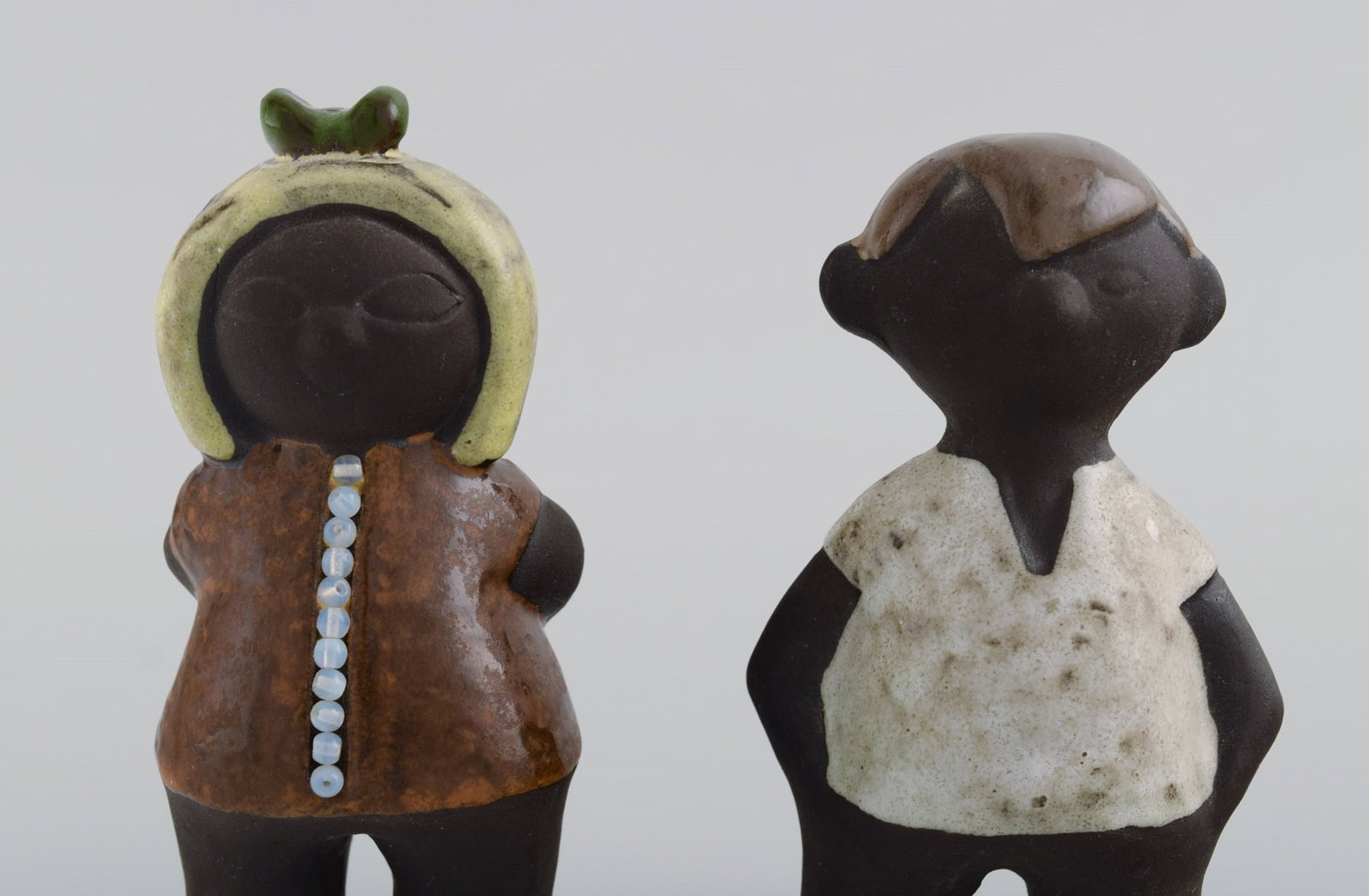 Karl Erik Iwar (1920-2006) for Nittsjo. Two figures in hand-painted glazed stoneware. Boy and girl. - 3