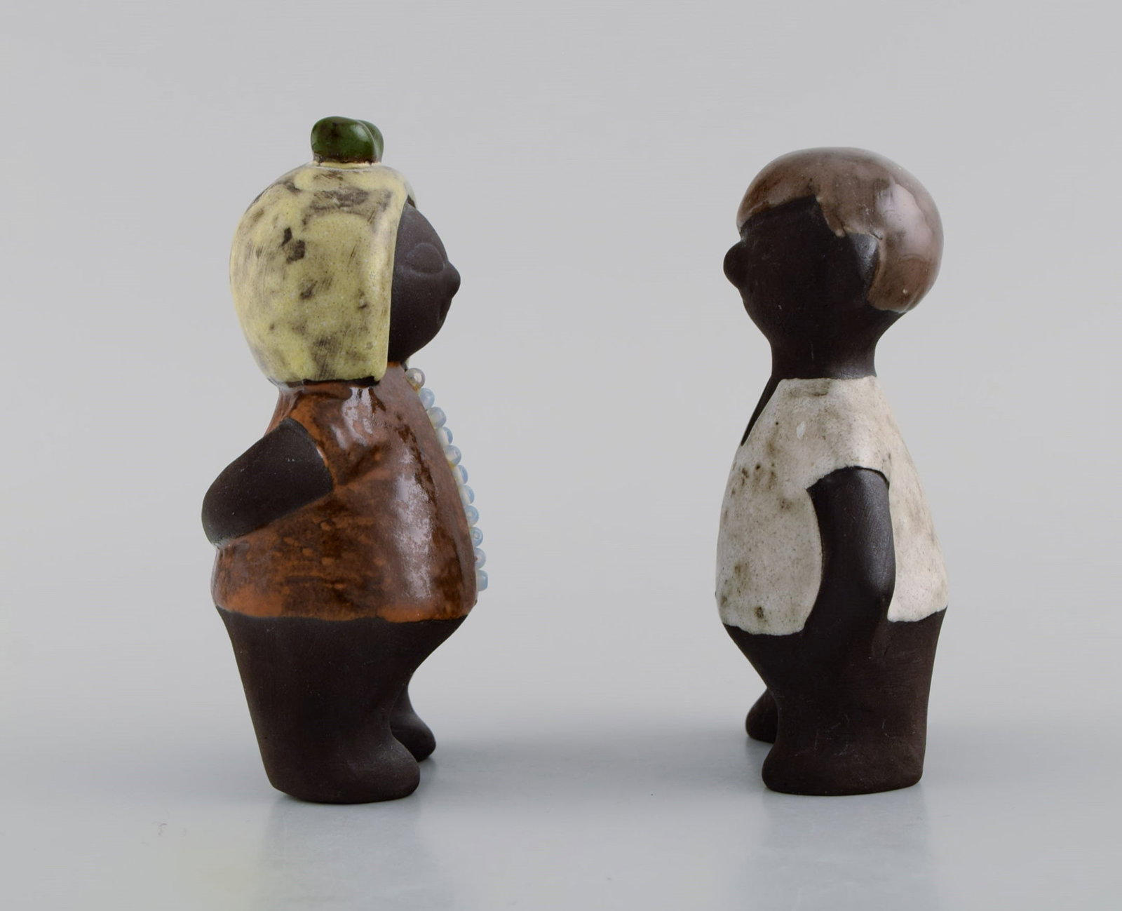 Karl Erik Iwar (1920-2006) for Nittsjo. Two figures in hand-painted glazed stoneware. Boy and girl. - 5