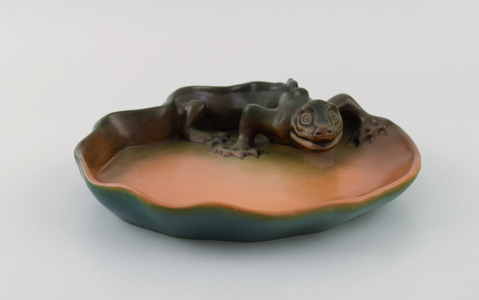 Ipsen's, Denmark. Rare dish in hand-painted glazed ceramics modeled with lizard. 1920s. Model number - 2