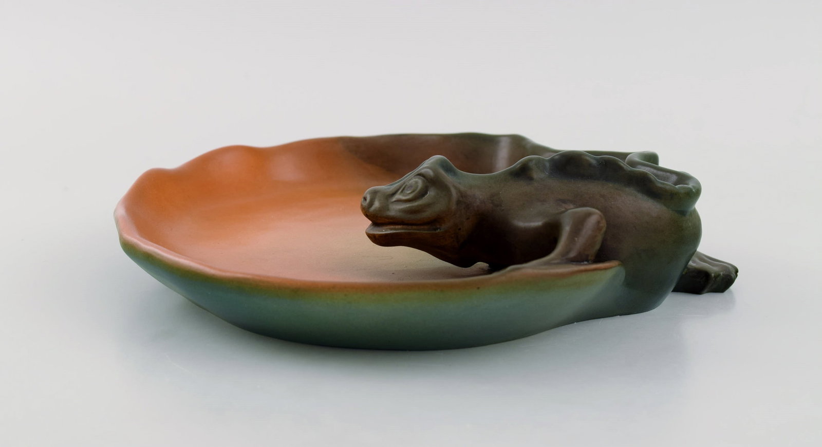 Ipsen's, Denmark. Rare dish in hand-painted glazed ceramics modeled with lizard. 1920s. Model number - 3