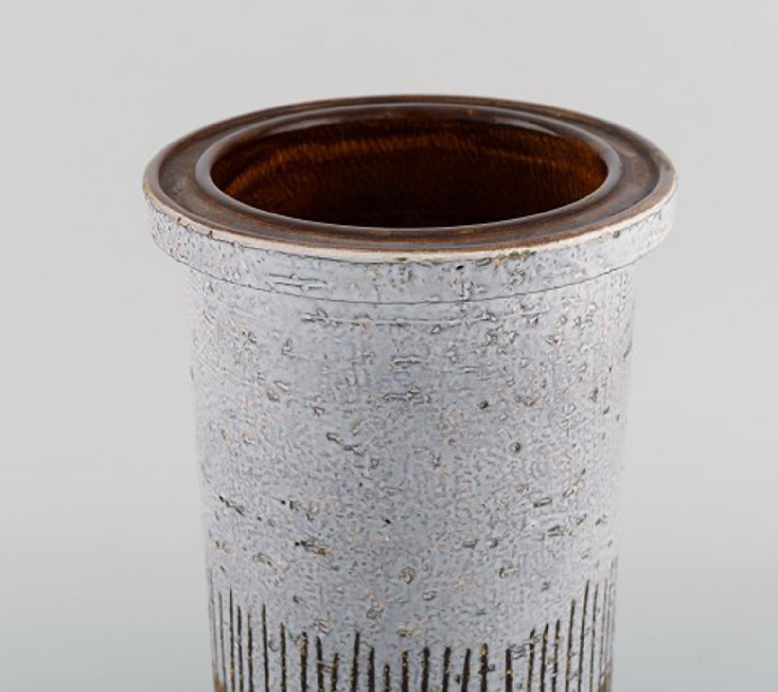 Mari Simmulson (1911-2000) for Upsala-Ekeby. Cylindrical vase in glazed ceramics. Mid-20th century. - 4