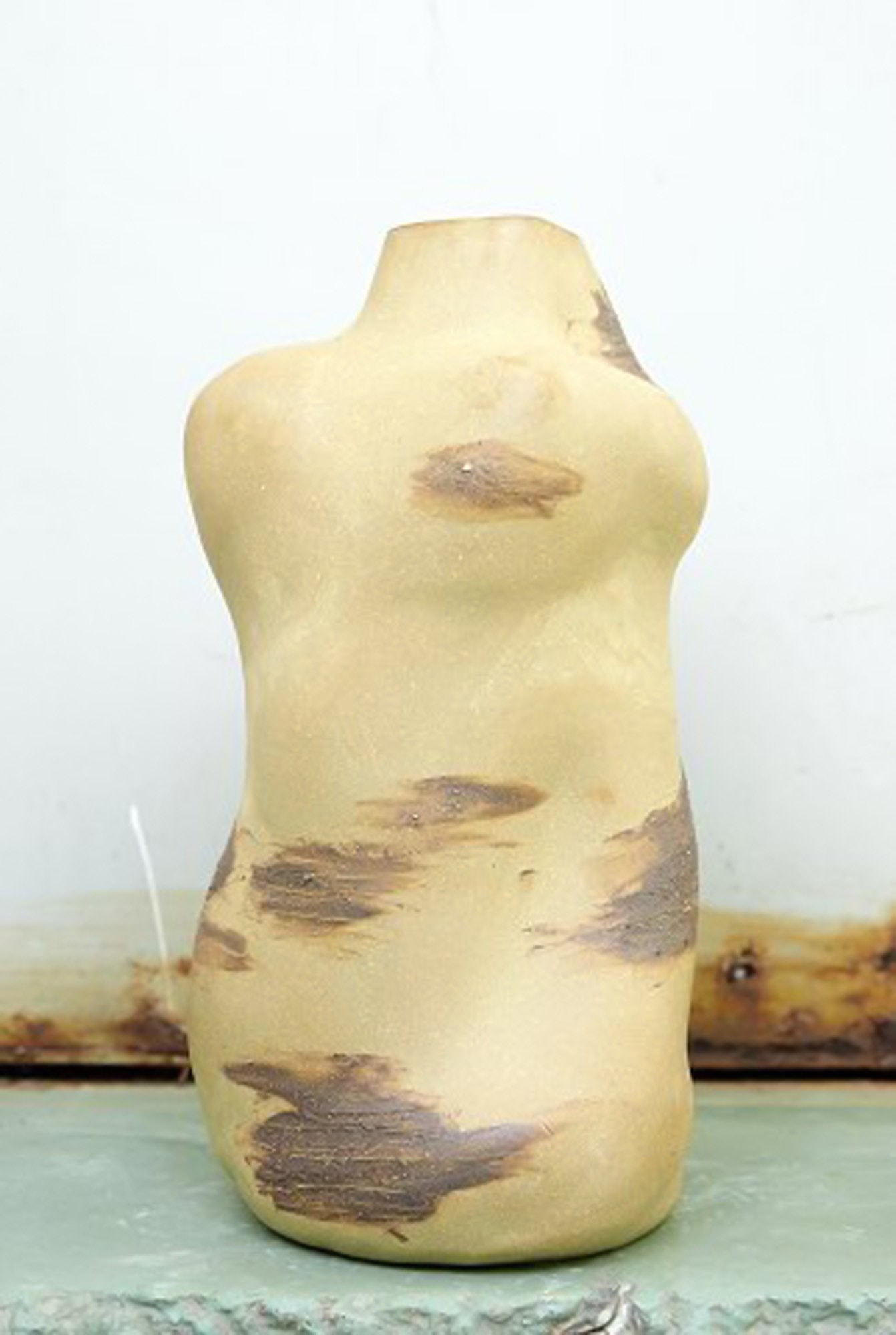 Christina Muff, Danish contemporary ceramicist (b. 1971). Bottleshaped sculptural vase in golden - 3