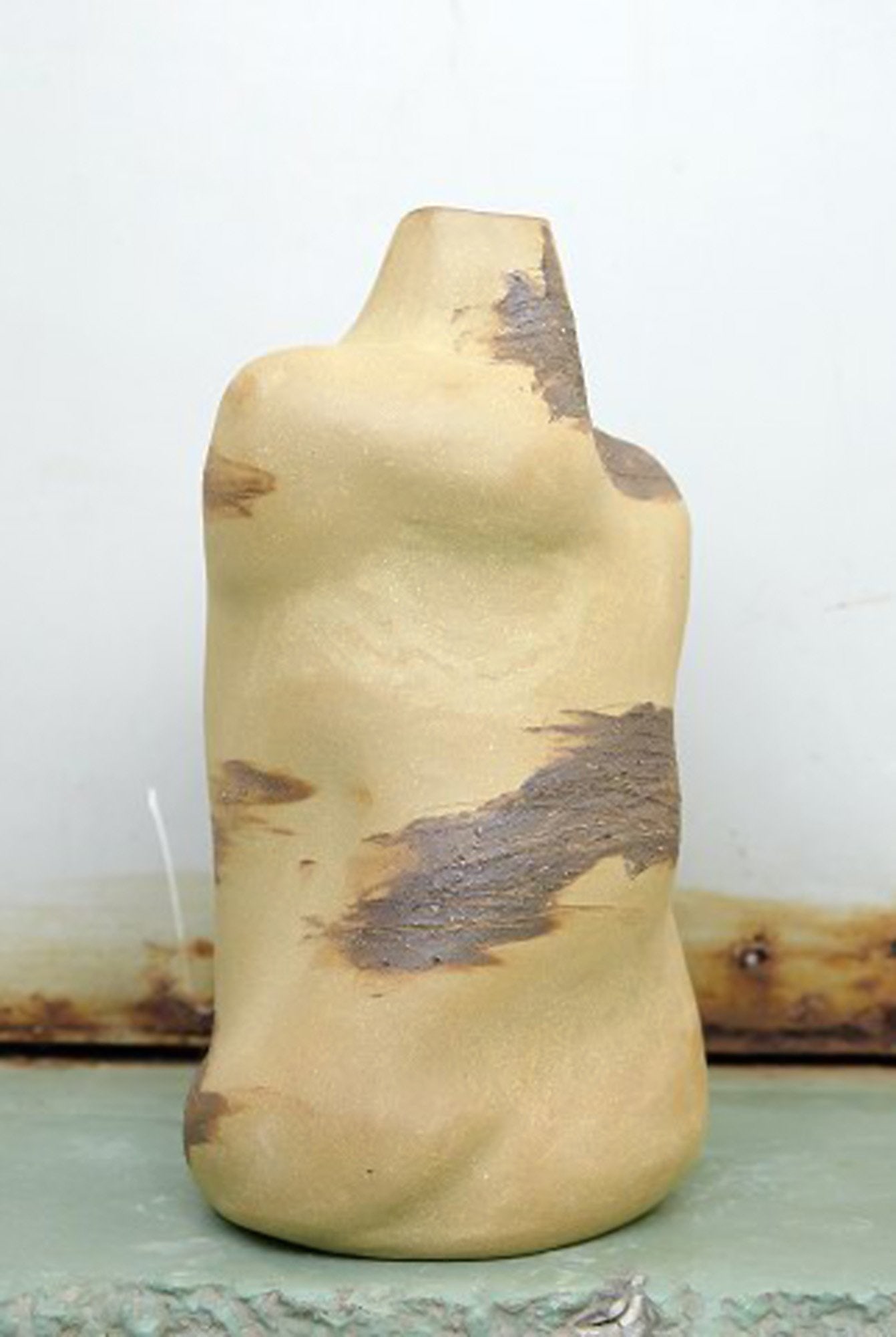 Christina Muff, Danish contemporary ceramicist (b. 1971). Bottleshaped sculptural vase in golden - 4