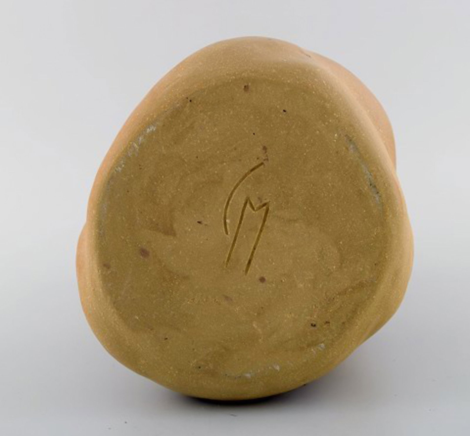 Christina Muff, Danish contemporary ceramicist (b. 1971). Bottleshaped sculptural vase in golden - 5