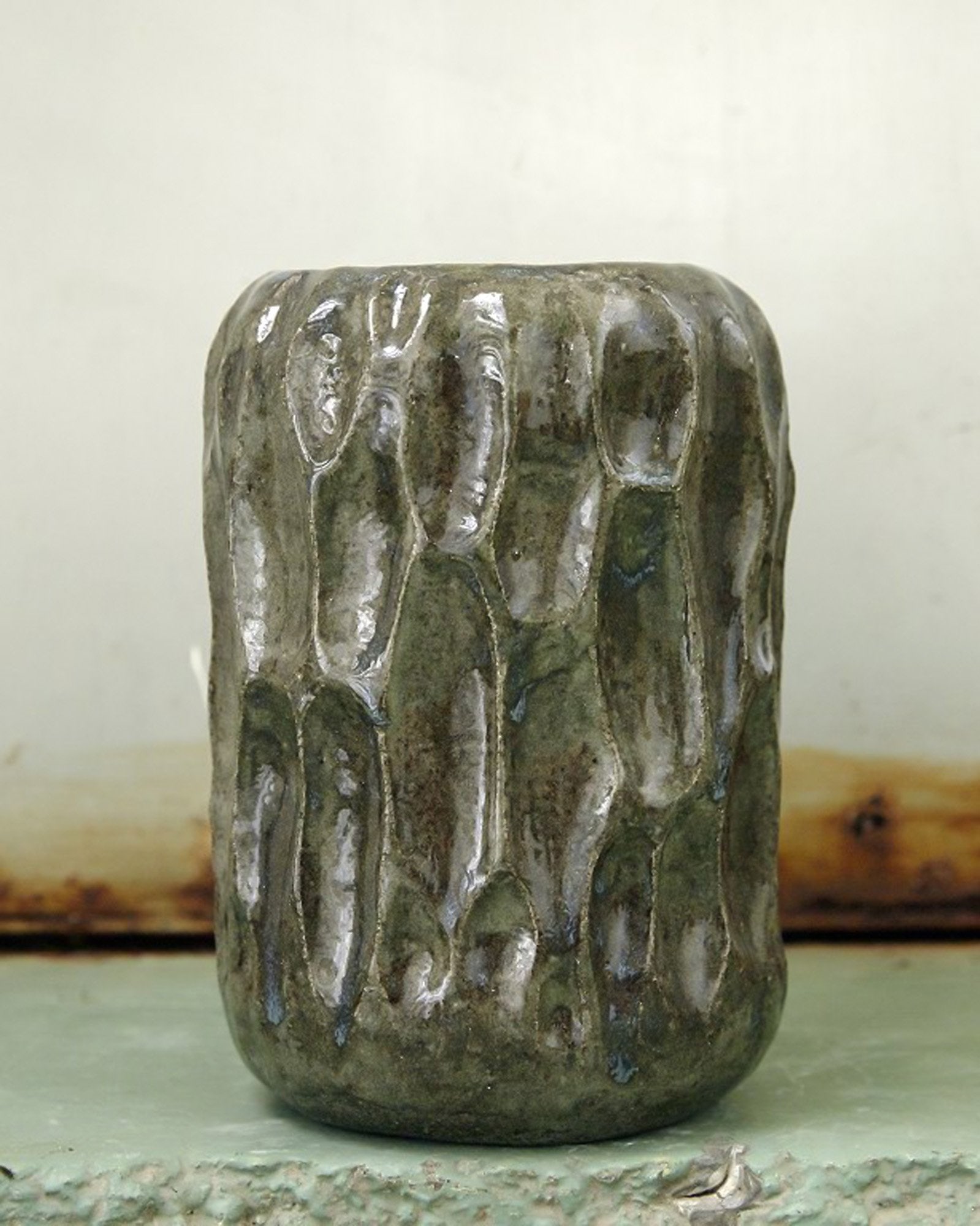 Christina Muff, Danish contemporary ceramicist (b. 1971). Medium sized vase made from dark grey - 2