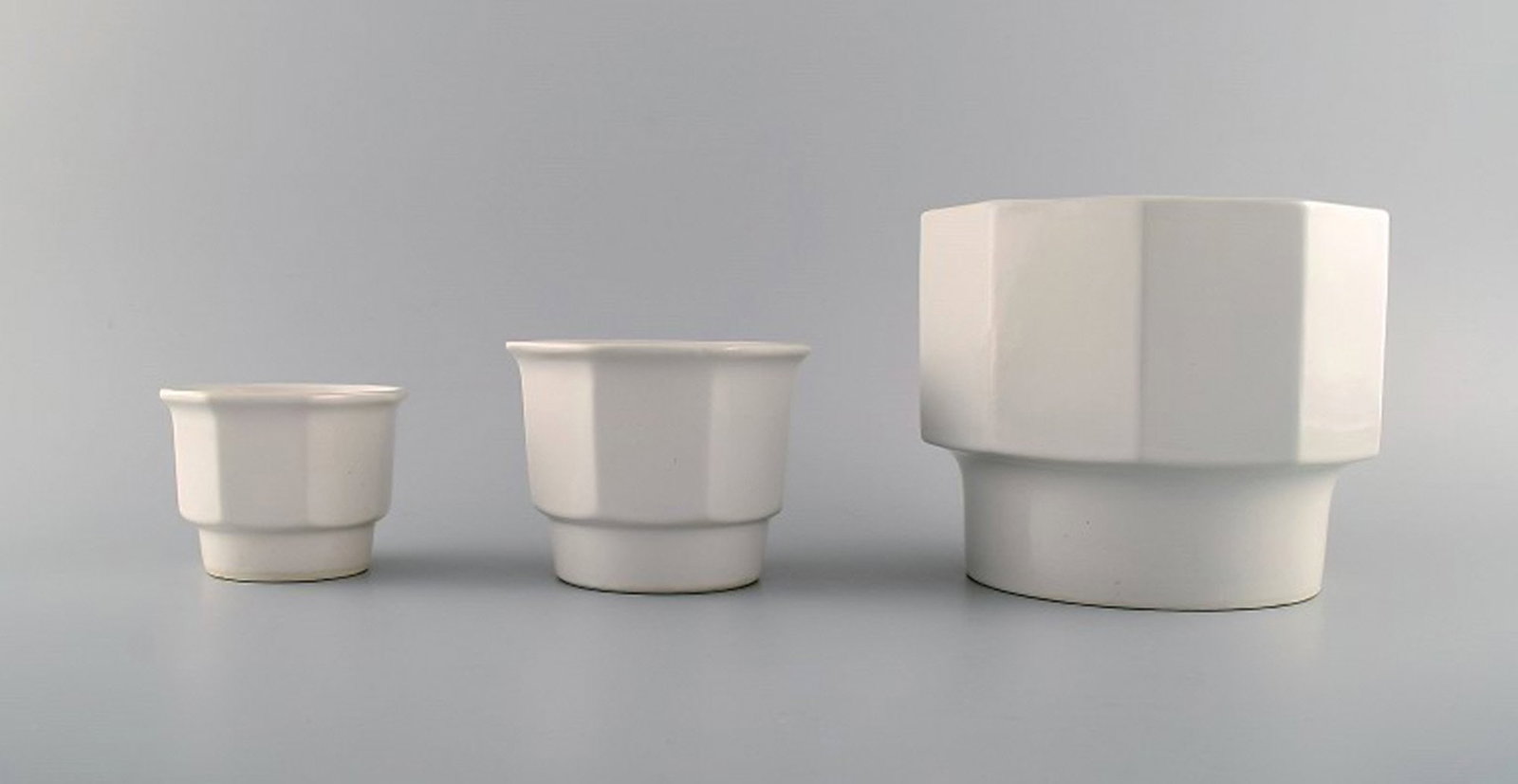Gustavsberg, Sweden. Three flower pot covers in white glazed stoneware. 1970s. - 2