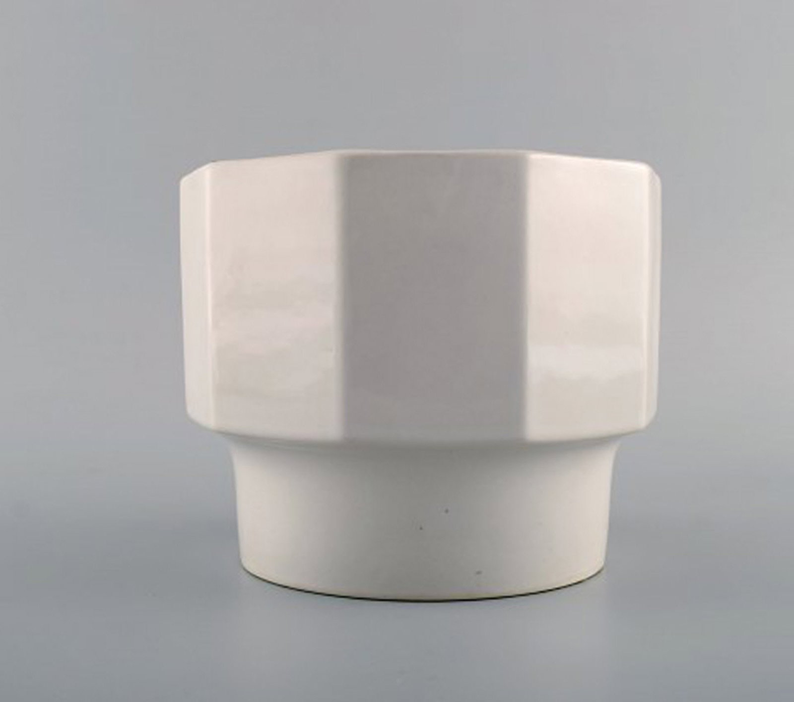 Gustavsberg, Sweden. Three flower pot covers in white glazed stoneware. 1970s. - 5