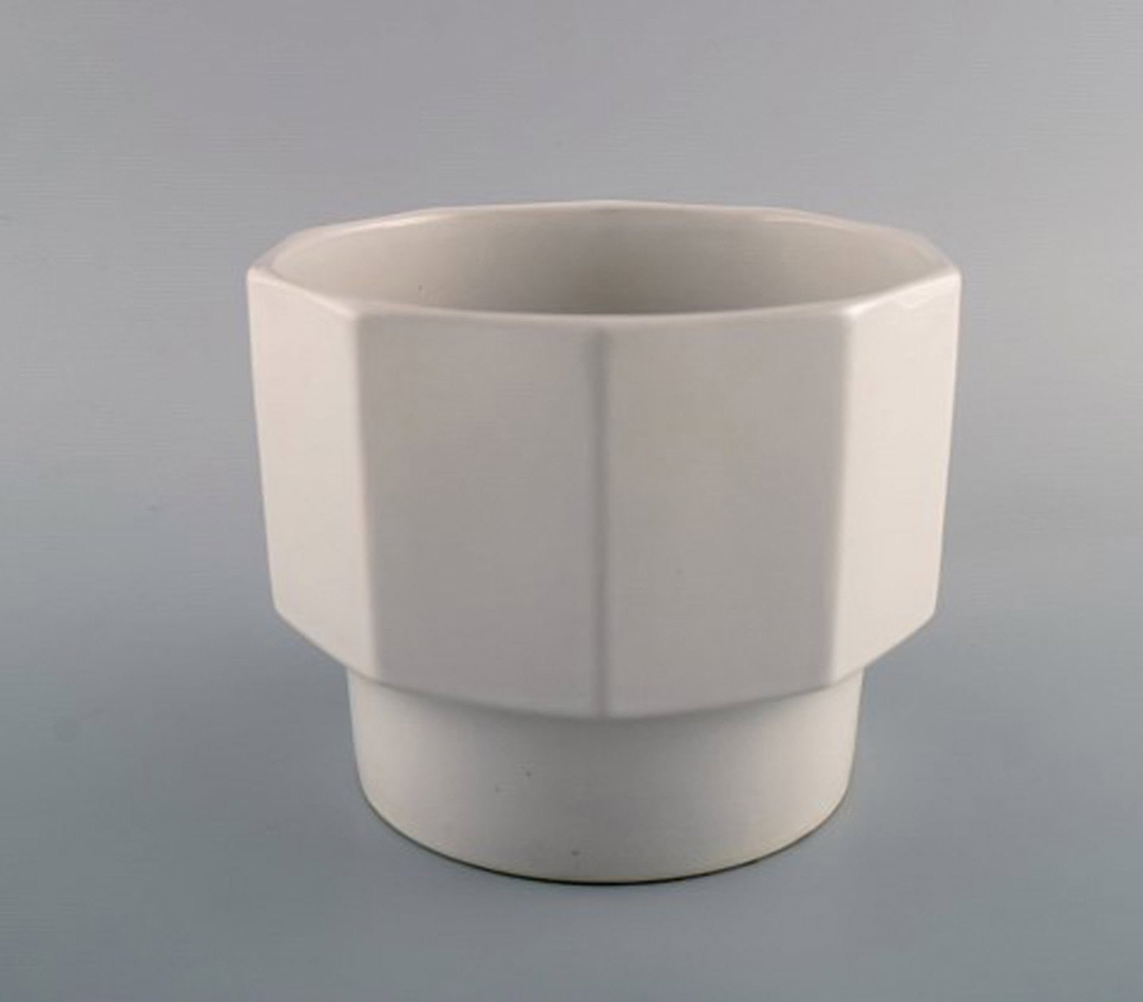 Gustavsberg, Sweden. Three flower pot covers in white glazed stoneware. 1970s. - 6