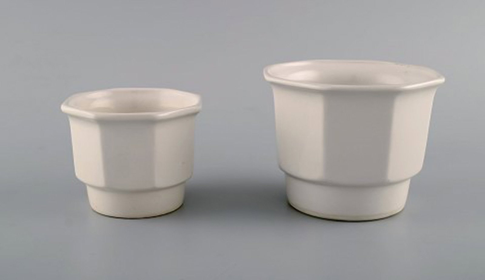 Gustavsberg, Sweden. Three flower pot covers in white glazed stoneware. 1970s. - 3