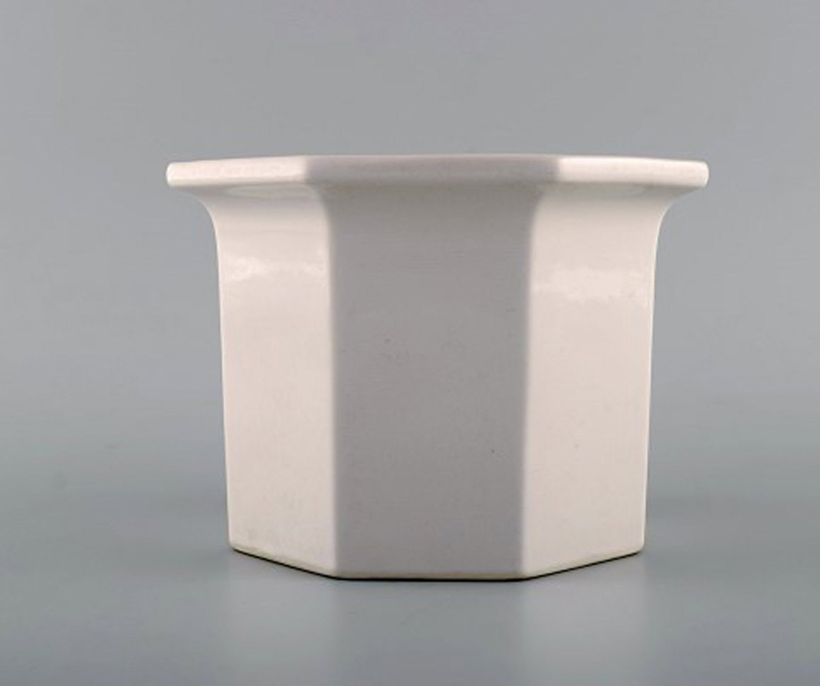 Gustavsberg, Sweden. Three flower pot covers in white glazed stoneware. 1970s. - 4
