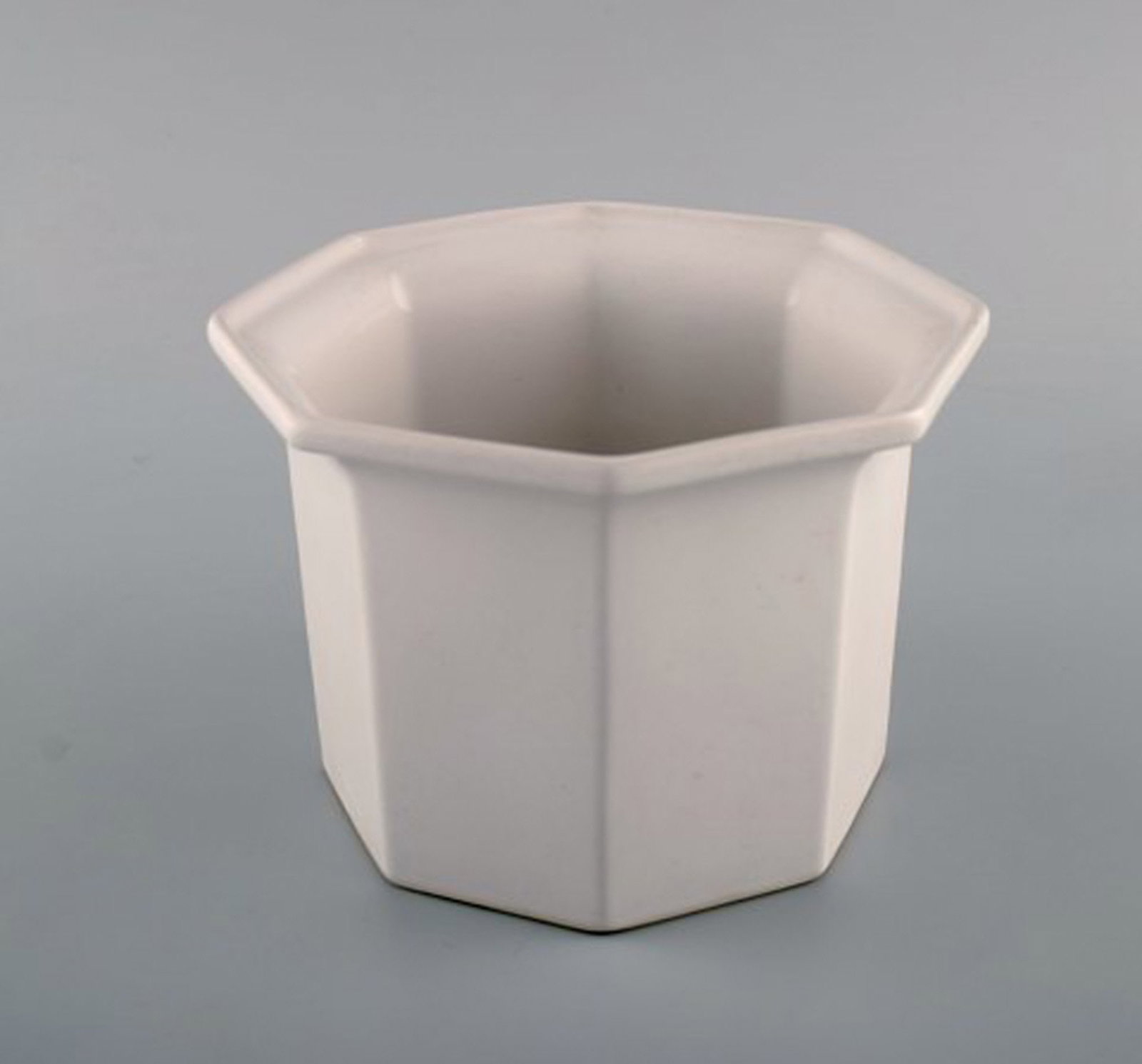 Gustavsberg, Sweden. Three flower pot covers in white glazed stoneware. 1970s. - 5