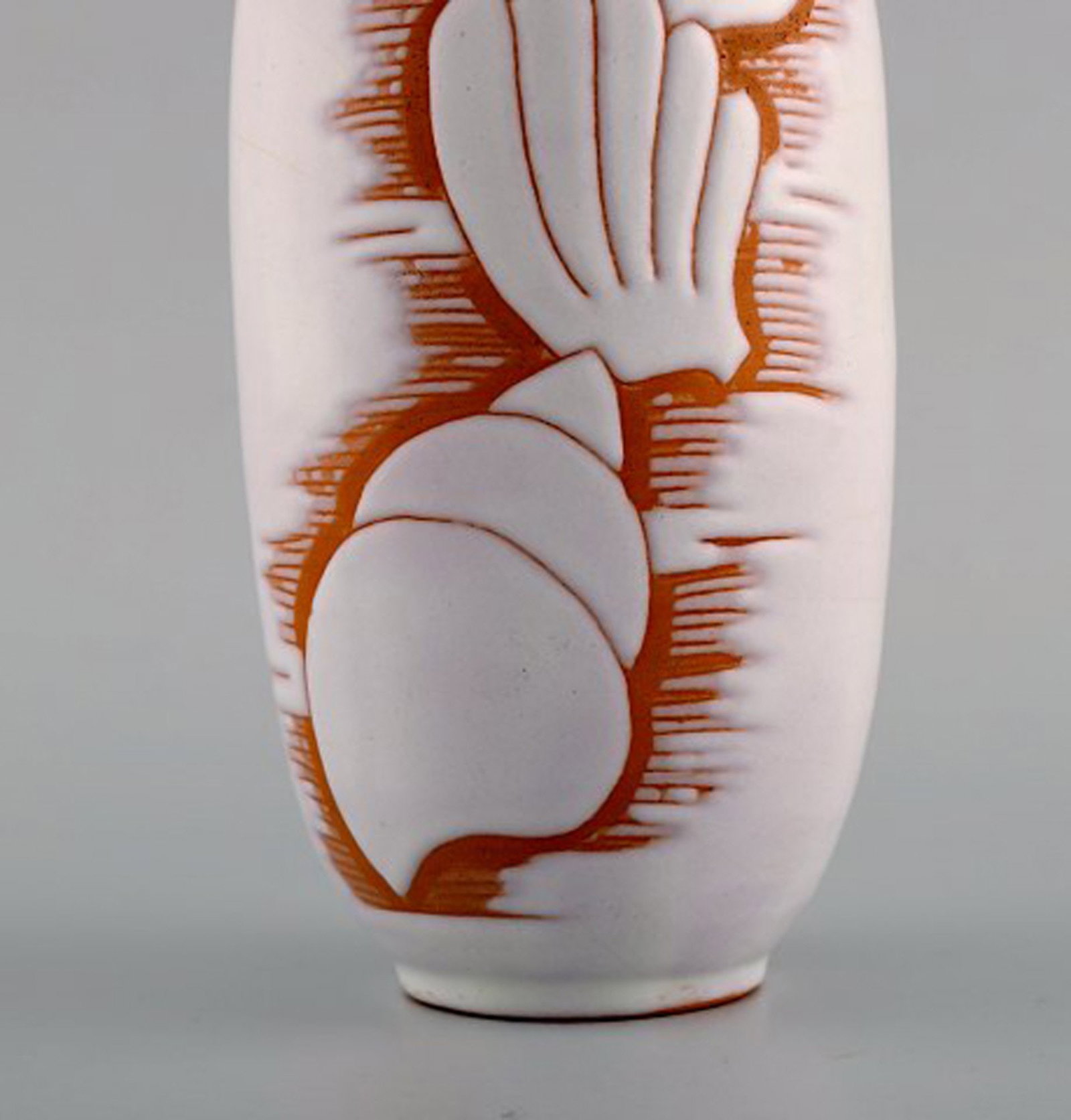 Anna Lisa Thomson (1905-1952), Sweden. Vase in white glazed ceramics with seashells. Approx. 1950. - 5