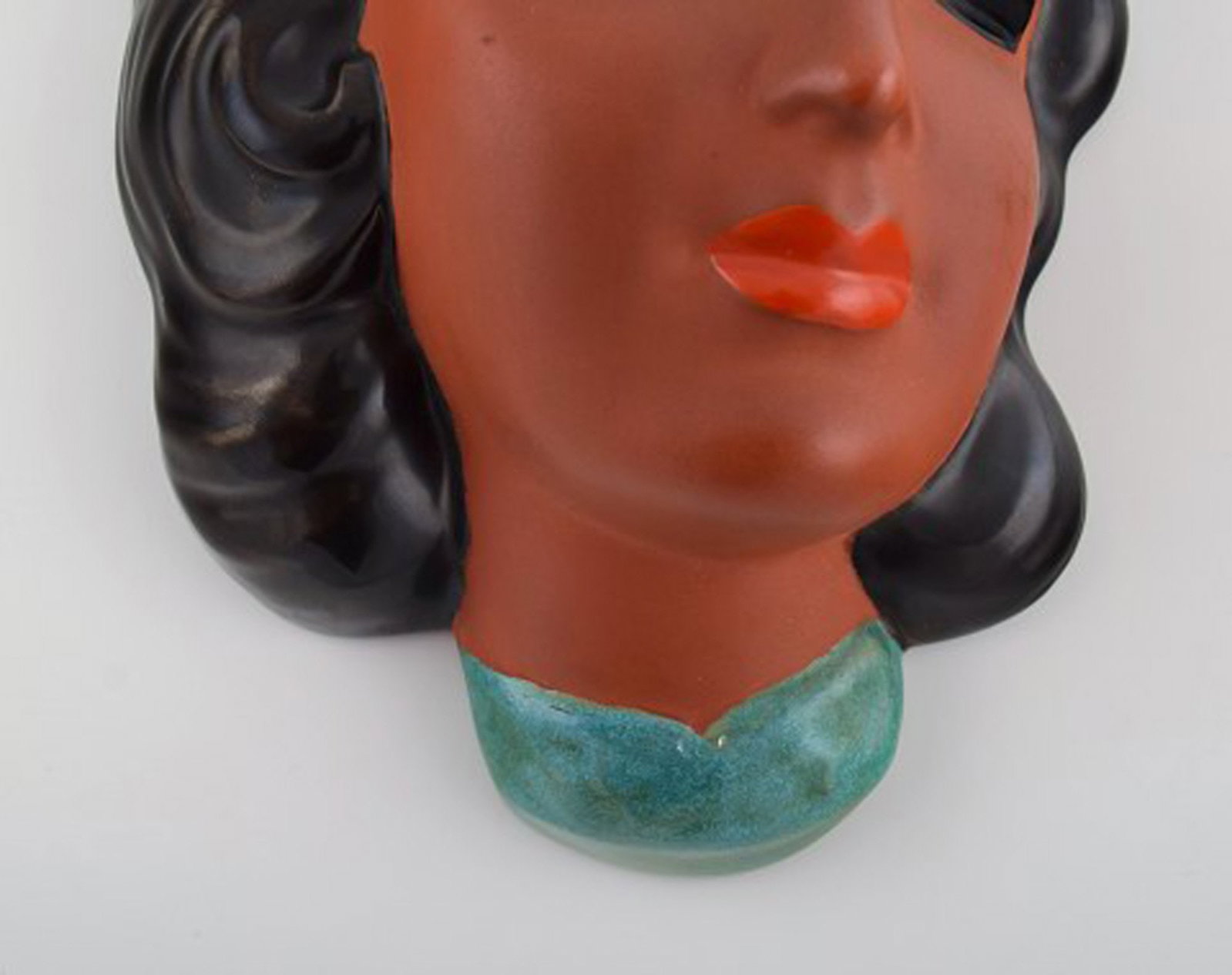 Goldscheider, Austria. Art deco female face in handpainted glazed ceramics. Dated 1953. - 4