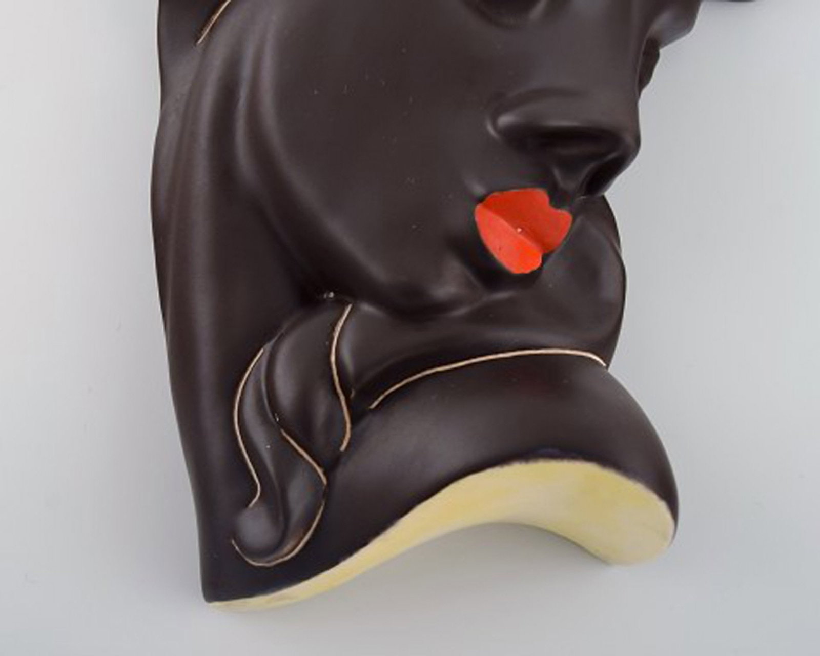 Ahr Keramik, Germany. Art deco female face in hand-painted glazed ceramics. Dated 1958. - 4