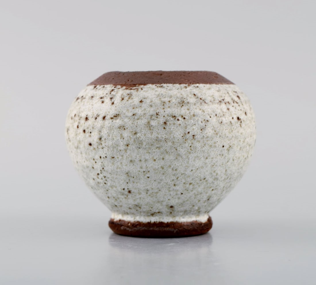 Eli Keller (b. 1942), Sweden. Round unique vase in white glazed stoneware. 21st Century. - 2