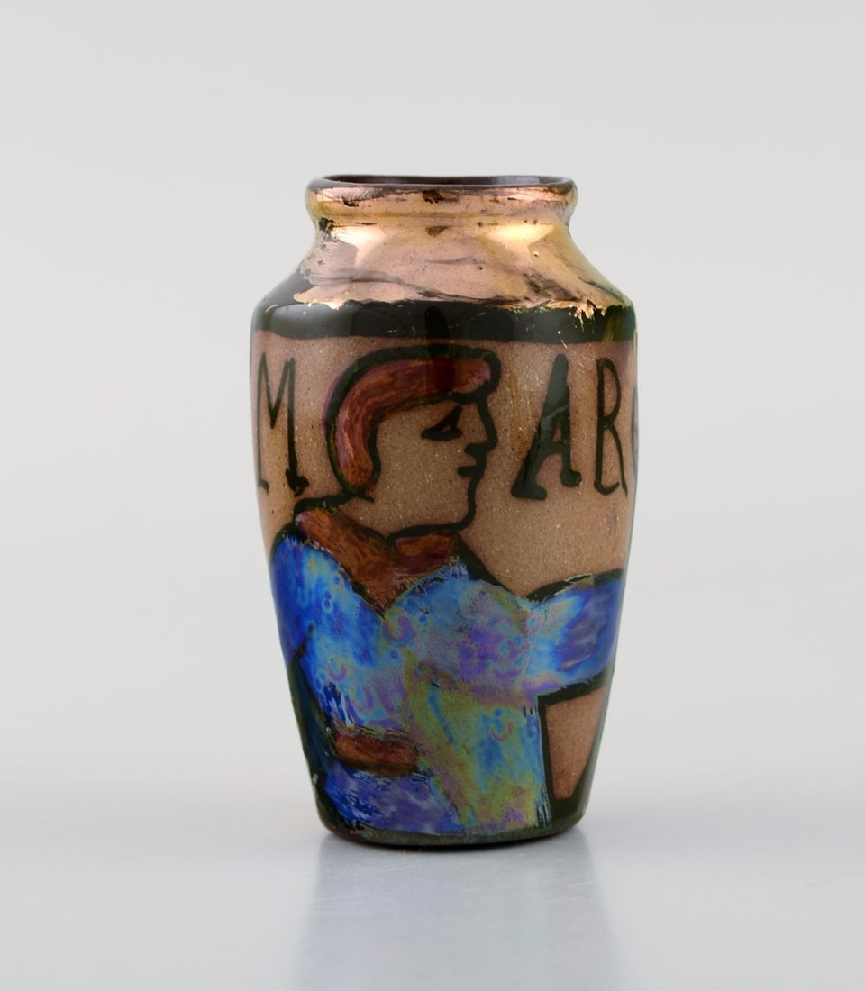 Bayeux, France. Two miniature vases in hand-painted glazed ceramics with gold decoration. 1930s / - 3